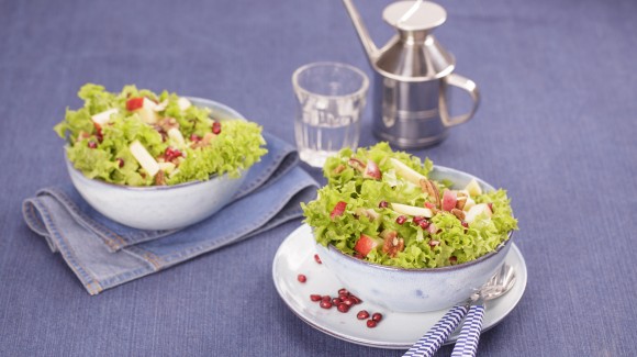 Frisse salade met appeltjes, geitenkaas en pecannoten