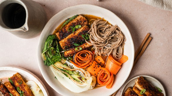 Knuspriger Tofu mit Nudeln und Gemüse