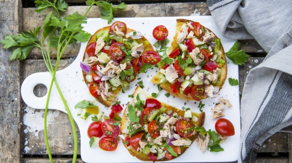 Crostini with pico de gallo, snack tomato and mackerel