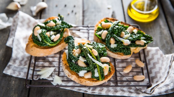 Crostini mit Grünkohl und weißen Bohnen Crostini mit Grünkohl und weißen Bohnen