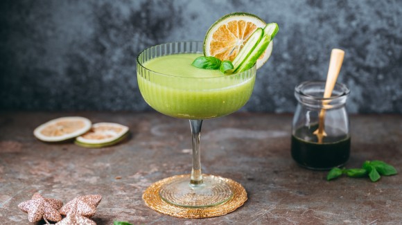 Mocktail (of cocktail) van komkommer en limoen met zelfgemaakte basilicumsiroop Mocktail (of cocktail) van komkommer en limoen met zelfgemaakte basilicumsiroop