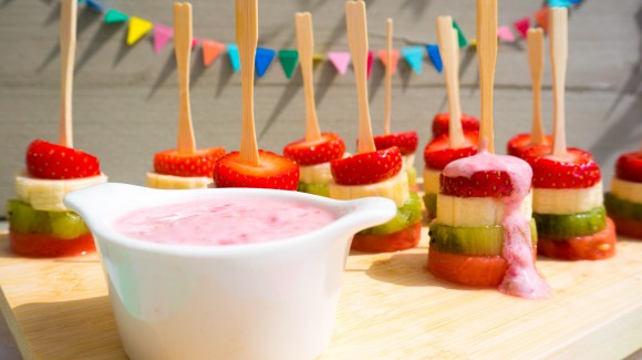 5 Minuten Obstspieße mit Joghurt-Dip