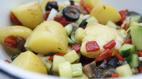 Sommerlicher Kartoffelsalat mit Zitronen-Knoblauch-Vinaigrette