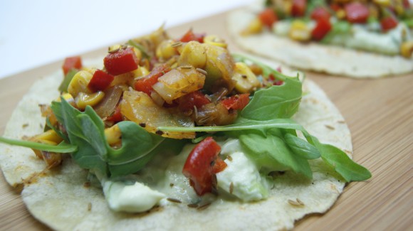 Ensalada de rúcula y verduras tex-mex con mayonesa de aguacate y cilantro