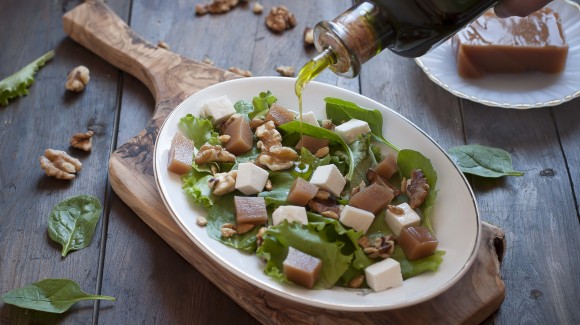 Salade verte à la gelée de coing avec du fromage et des noix