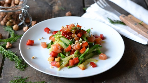 Spaghetti di zucchine con peperoni, trota affumicata e nocciole