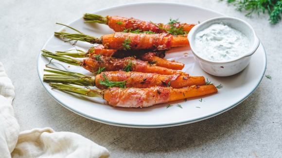 Gebackene Möhren mit Speck inklusive Dill-Dip