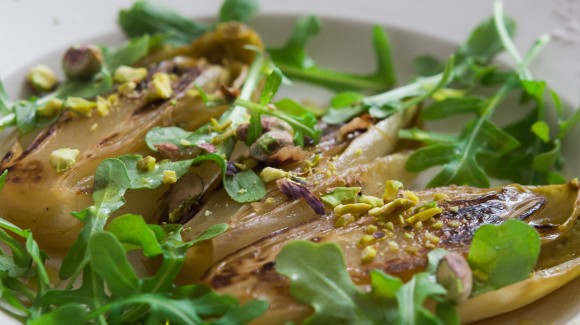 Endivias a la plancha con rúcula y pistachos Endivias a la plancha con rúcula y pistachos