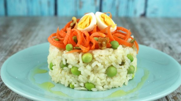 Ensalada de arroz con espaguetis de zanahoria y guisantes frescos