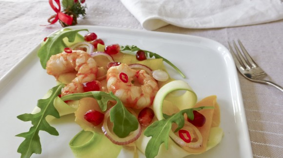 Ensalada bonita de calabacín, mango y langostinos con vinagreta de naranja picante y granada