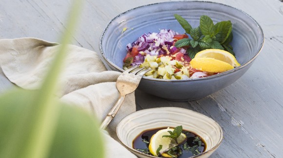 Ensalada con aliño de soja, hierbabuena y limón.