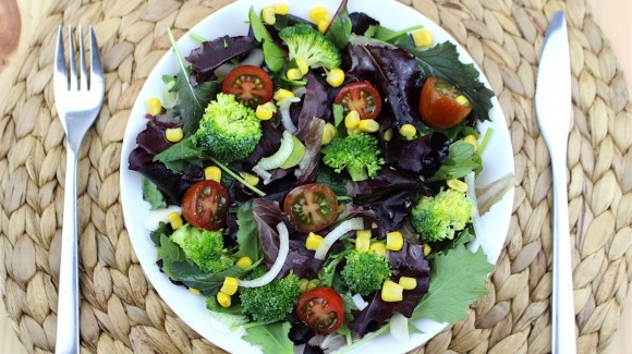 Salade au brocoli, maïs et tomates cerises
