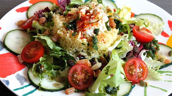 Ensalada cuscús, pepino y hummus de garbanzos con vinagreta de hierbabuena