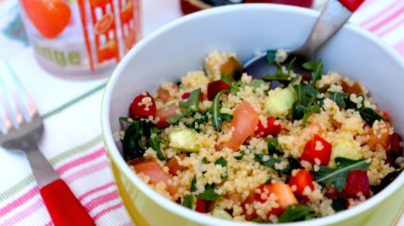 Couscous salade met paprika en rucola 