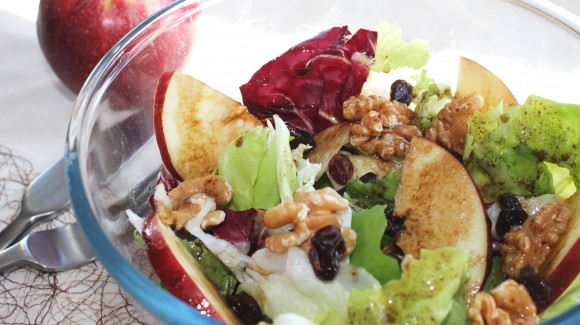 Ensalada de lechuga, manzana, nueces y pasas 