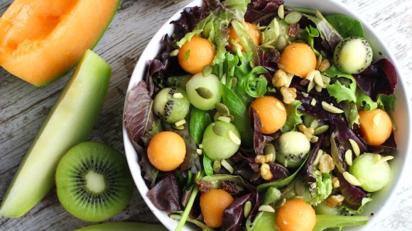 Gemischter Salat mit Melonen- und Kiwikugeln