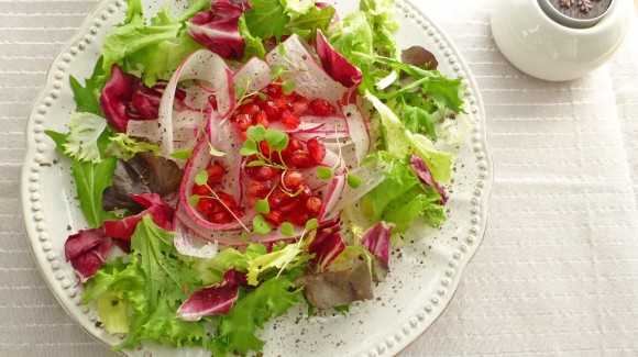 Gezonde salade met granaatappelpitjes en radijs