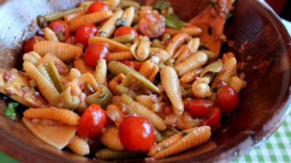 Ensalada de pasta con tomate cherry, cebolla y albahaca