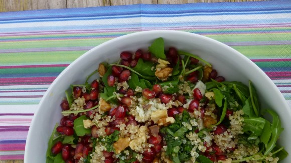 Ensalada de rúcula, quinoa, granada y queso gorgonzola