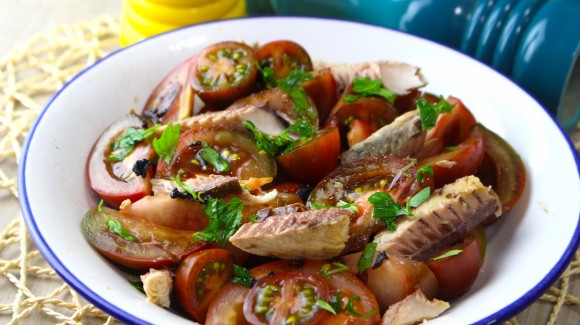 Ensalada de tomates, caballa y ajo negro