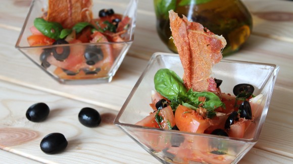 Ensalada ibérica de tomate, aceitunas negras y crujiente de jamón con vinagreta de albahaca y ajo