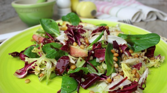 Ensalada de brotes, lentejas, quinoa y manzana