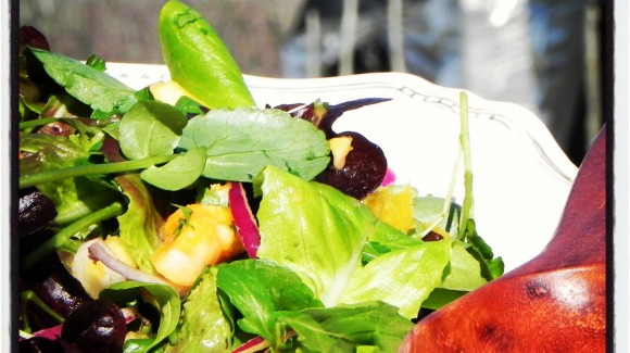 Ensalada de hojas verdes, quínoa, mango y naranja Ensalada de hojas verdes, quínoa, mango y naranja