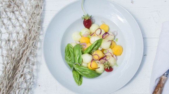 Ensalada refrescante de frutas y albahaca Ensalada refrescante de frutas y albahaca