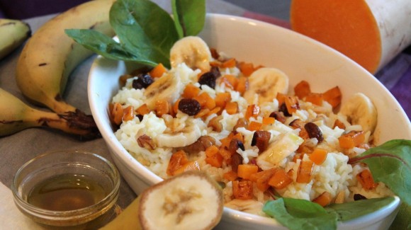 Ensalada de arroz con calabaza, plátano y vinagreta de curry picante