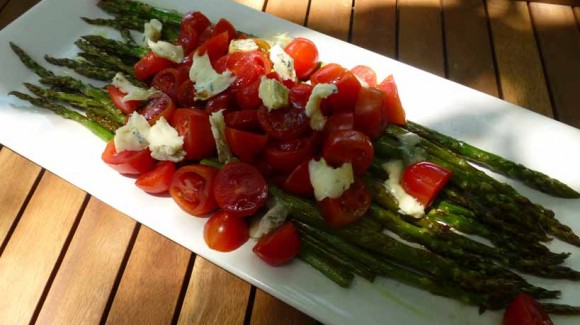 Ciepła sałatka z zielonych szparagów z pomidorkami cherry i blue cheese