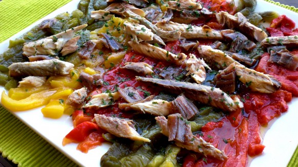 Ensalada tricolor de pimientos, caballa y anchoas