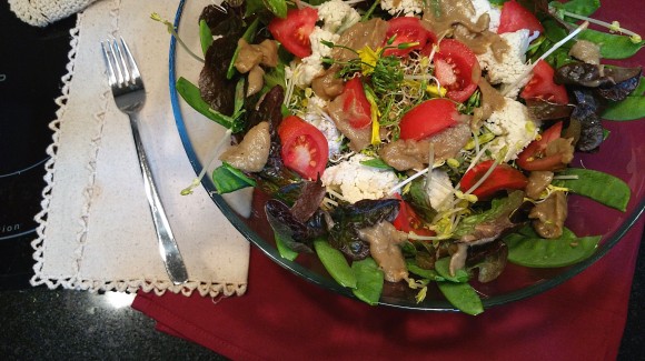 Ensalada de lechuga morada, germinados y coliflor aliñada con vinagreta de berenjena y vino blanco