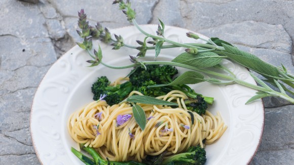 Espaguetis con brócoli y salvia