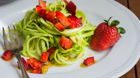 Zucchini-Spaghetti mit Erdbeeren