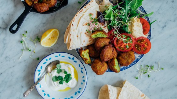 Bloemkool falafel met Libanees platbrood