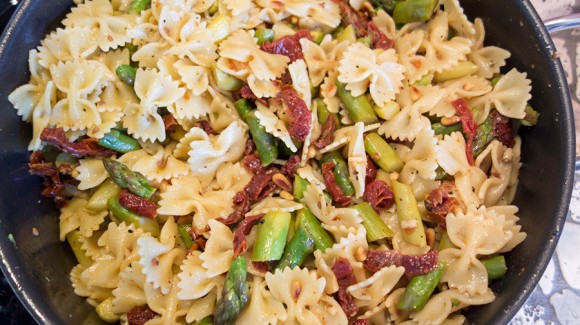 Farfalle mit grünem Spargel und Tomaten