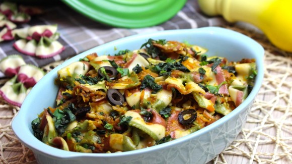 Pasta tricolor con verduras y albahaca