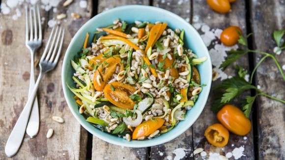 Dinkelsalat mit Tomaten, Möhren, Zucchini und Sellerie