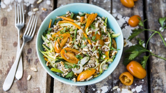 Farro con bastoncini croccanti di verdure, pomodoro Farbini e pinoli