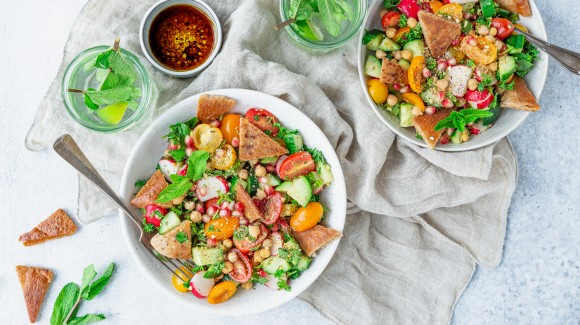 Fattoushsalade met radijsjes, granaatappel en kikkererwten