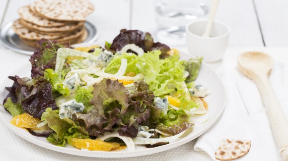 Oakleaf, fennel and orange salad with blue cheese