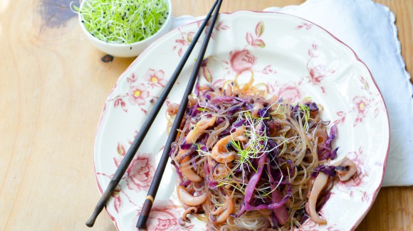 Fideos de arroz, lombarda, germinados y calamar Fideos de arroz, lombarda, germinados y calamar