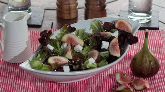 Ensalada de higos con queso feta y lechuga de hoja de roble