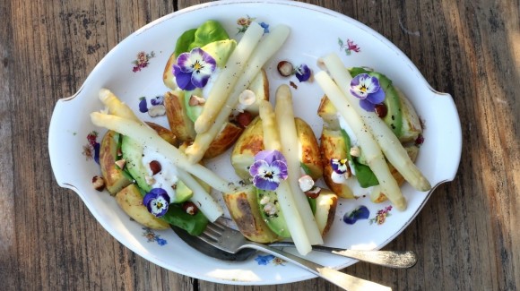 Gepofte aardappel met asperges, avocado en kruidenmayo