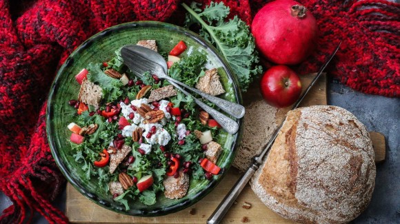 Grünkohlsalat mit Apfel, Paprika, Pekannüssen, Ziegenkäse und Granatapfelkernen 