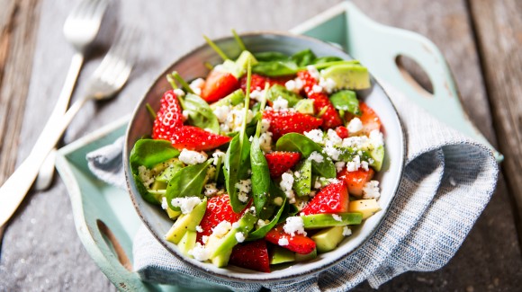 Insalata di avocado, spinacini, fragole, feta e semi di papavero