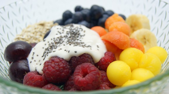 Ensalada de fruta fresca y avena con salsa de yogur griego, miel y semillas de chía