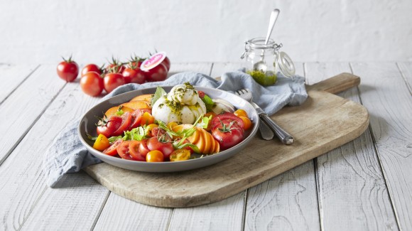 Tomatensalat mit Früchten und Mozzarella