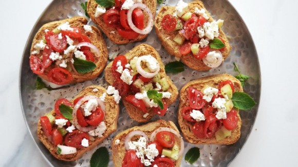 Friselle con pomodori Solarino, cetrioli, cipolla rossa e feta