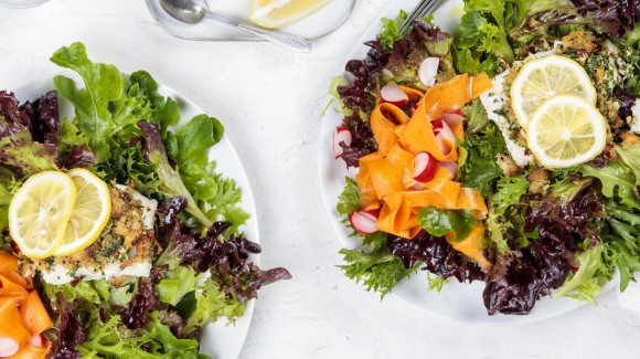 Peixe com crosta de alho com salada e molho de tahine